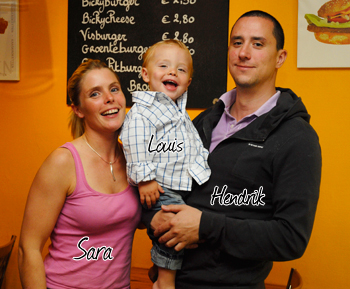 De eigenaar van het frituur Hendrik, zijn vrouw Sara en hun zoon Louis.